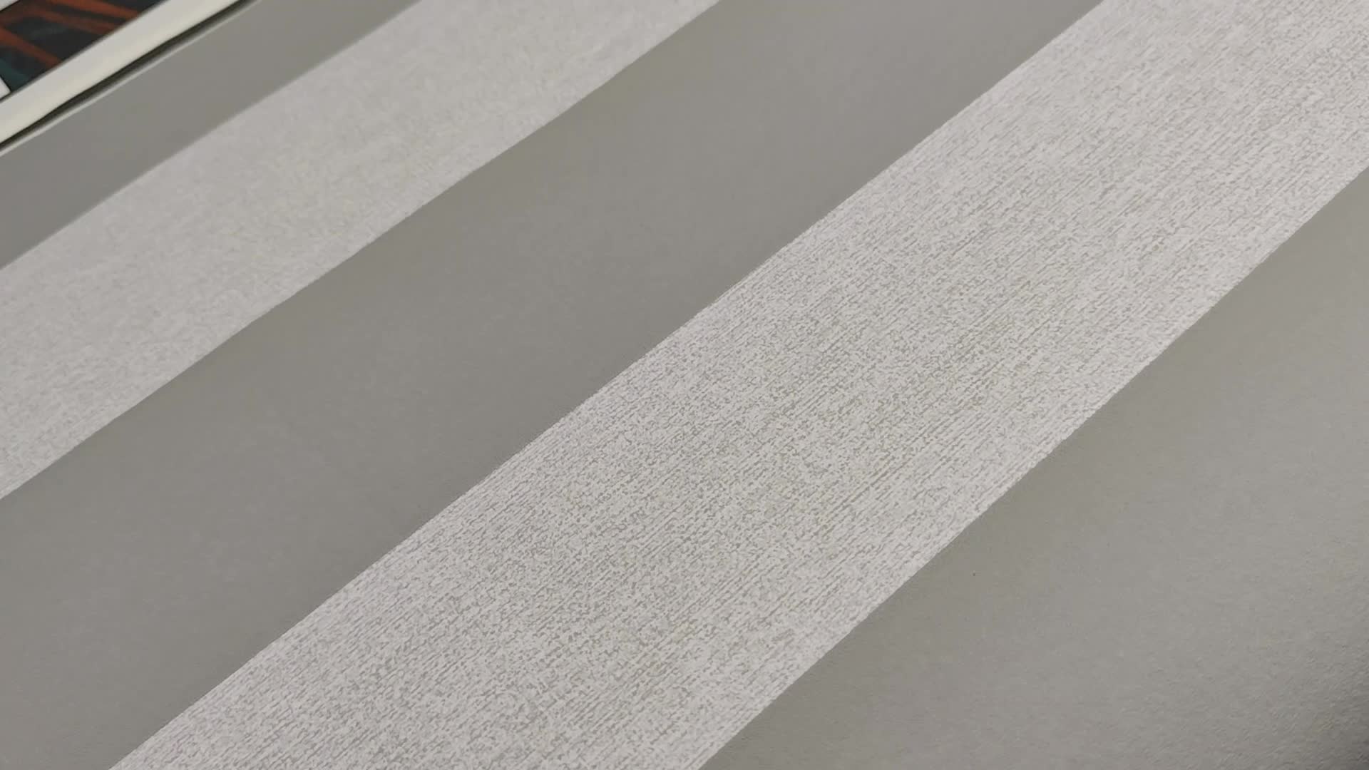 Szürke csíkos mintás dekor tapéta