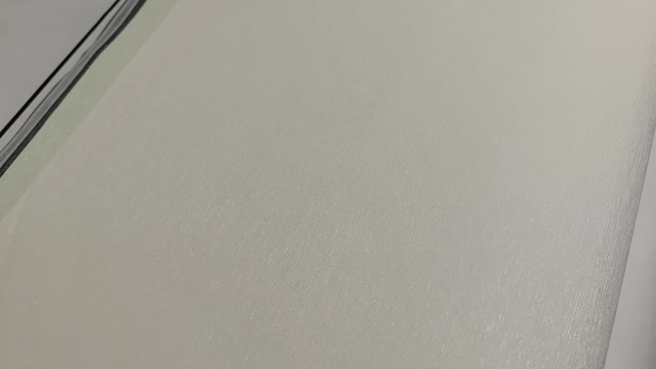 Fehér egyszínű csillámos vlies tapéta