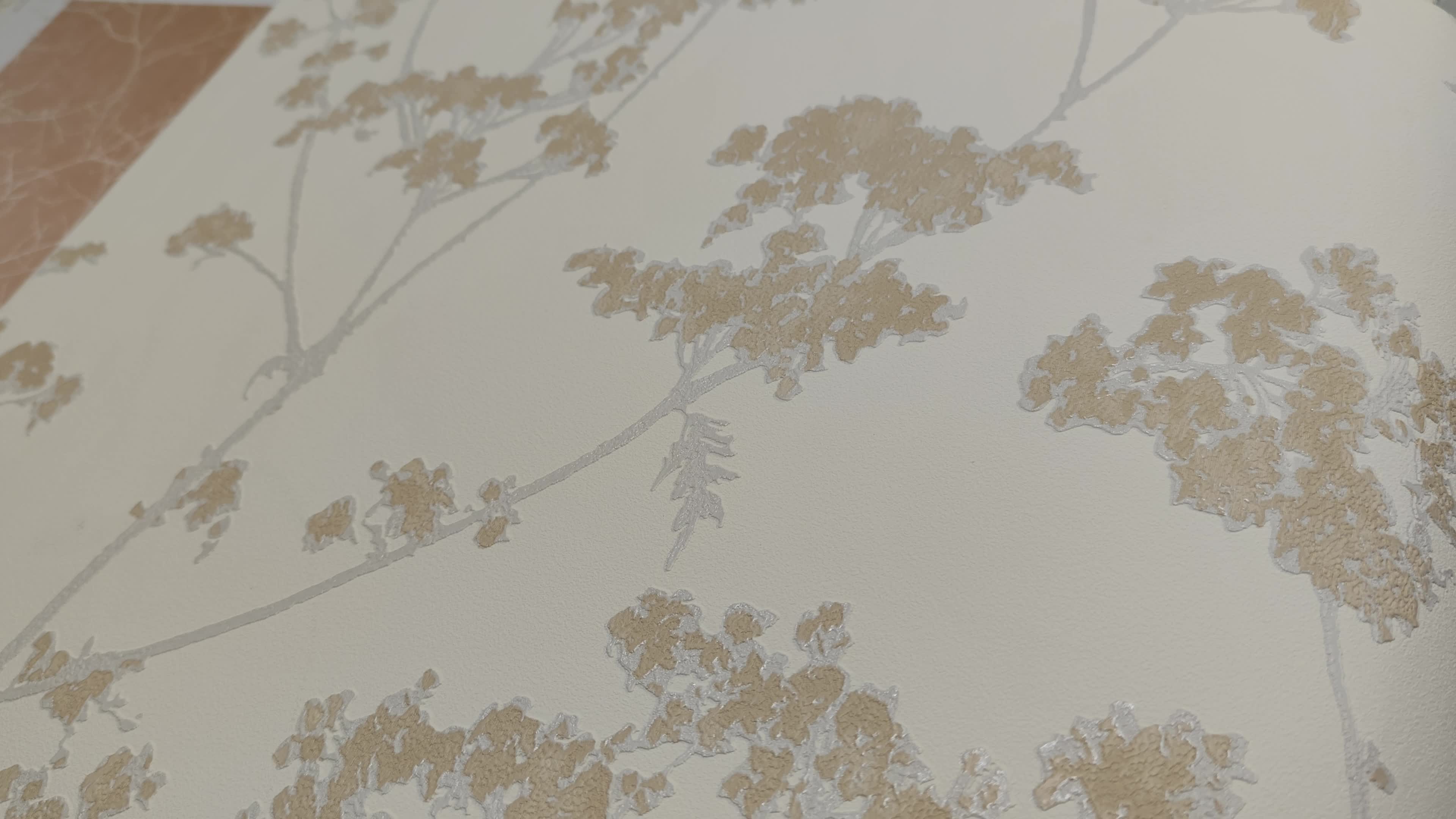 Törtfehér virágmintás tapéta struktúrált bézs virágos mintával