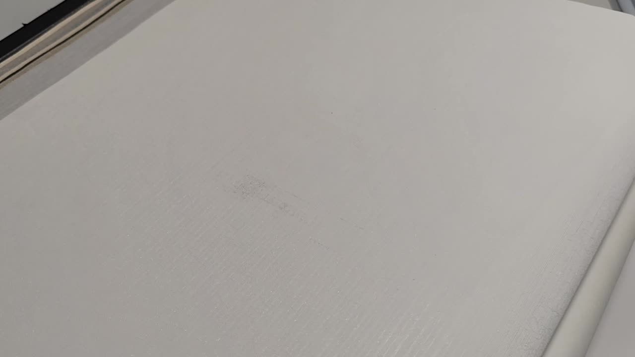 Fehér enyhén csillámos vlies dekor tapéta