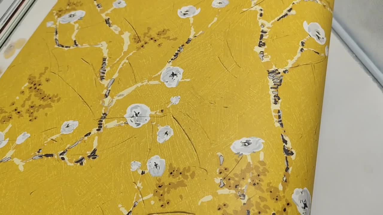 Vintage hangulatú akvarell hatású vékony ágakon nyíló virág sárga fekete és fehér design tapéta