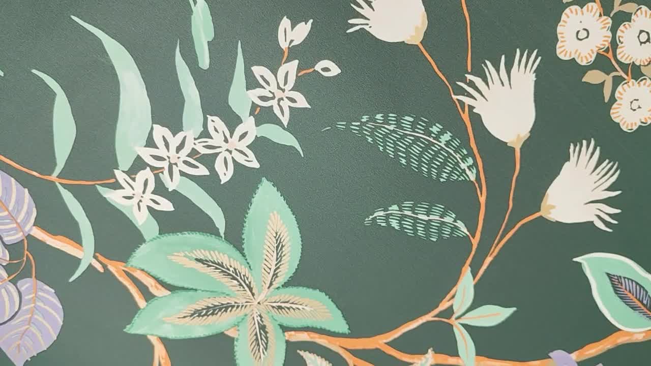 Sötétzöld madár és mezei virágos mintás francia design tapéta