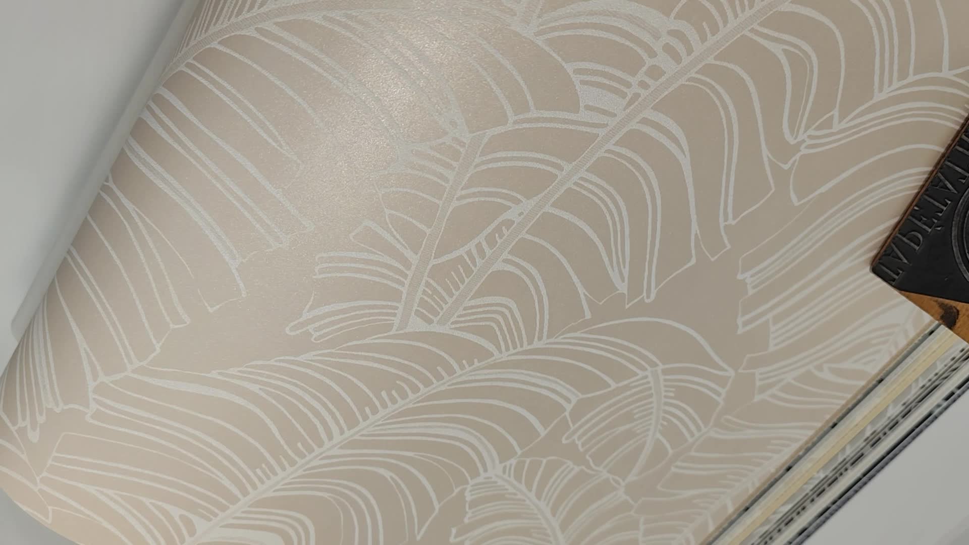 Design tapéta gyöngyház bézs minimál leveles mintával