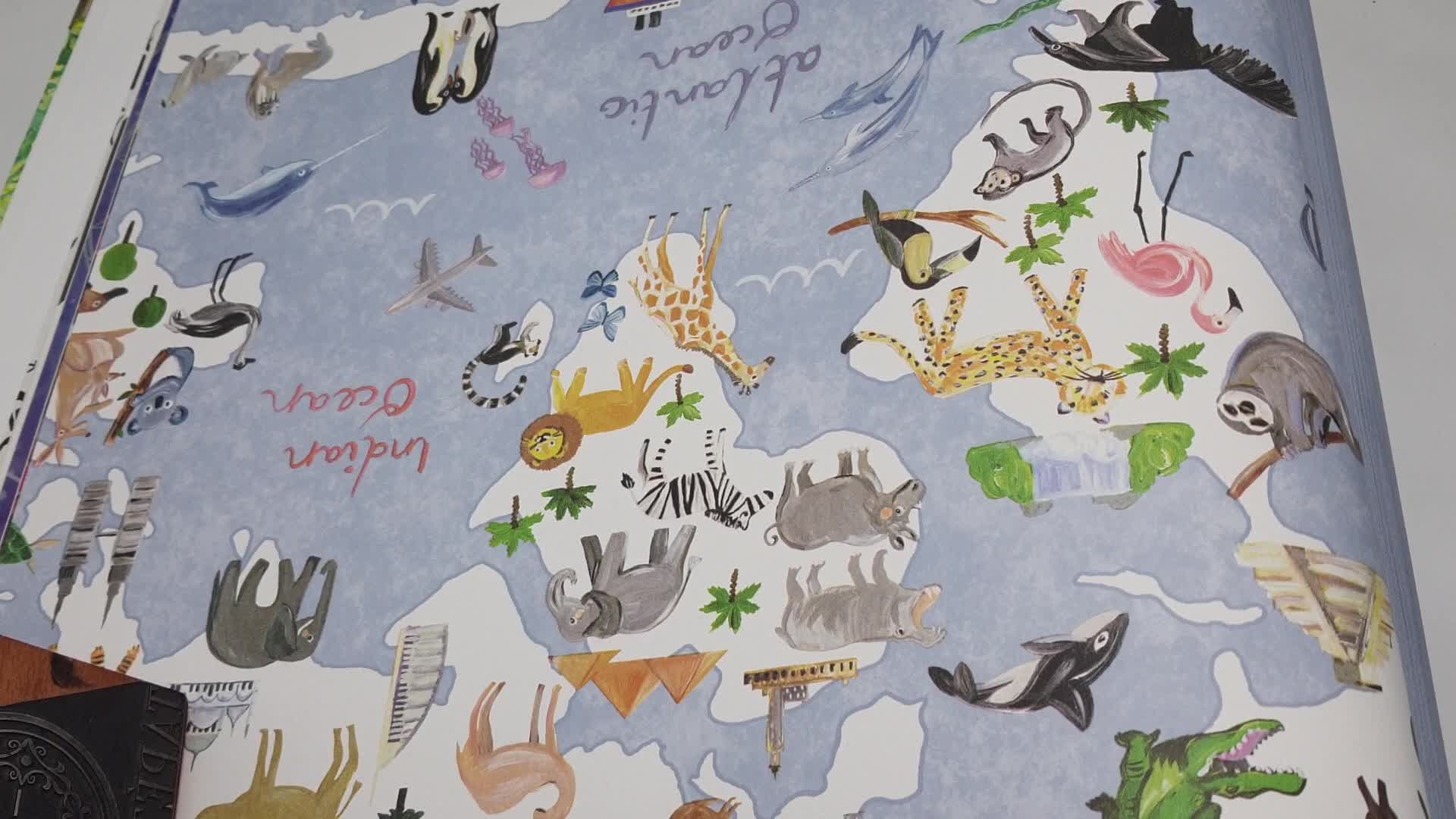 Gyerek tapéta kék világtérképes állatos mintával