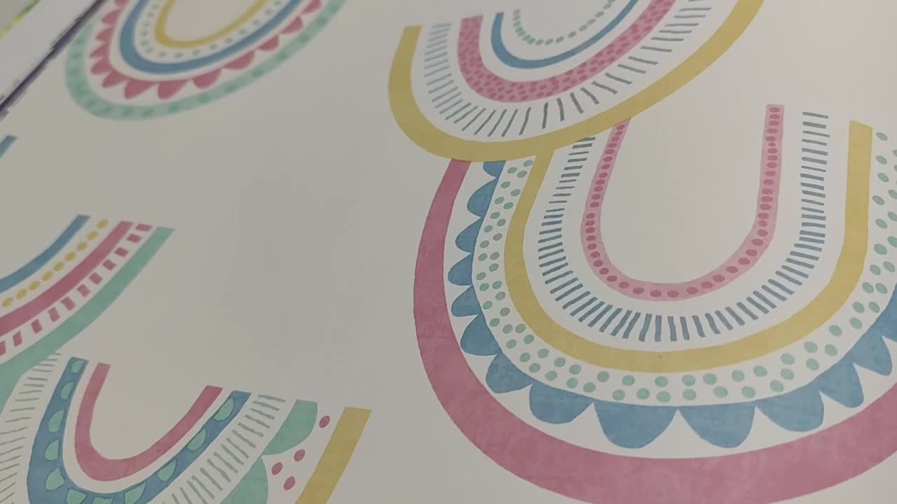 Szivárványos gyerektapéta zöld lila kék színekkel