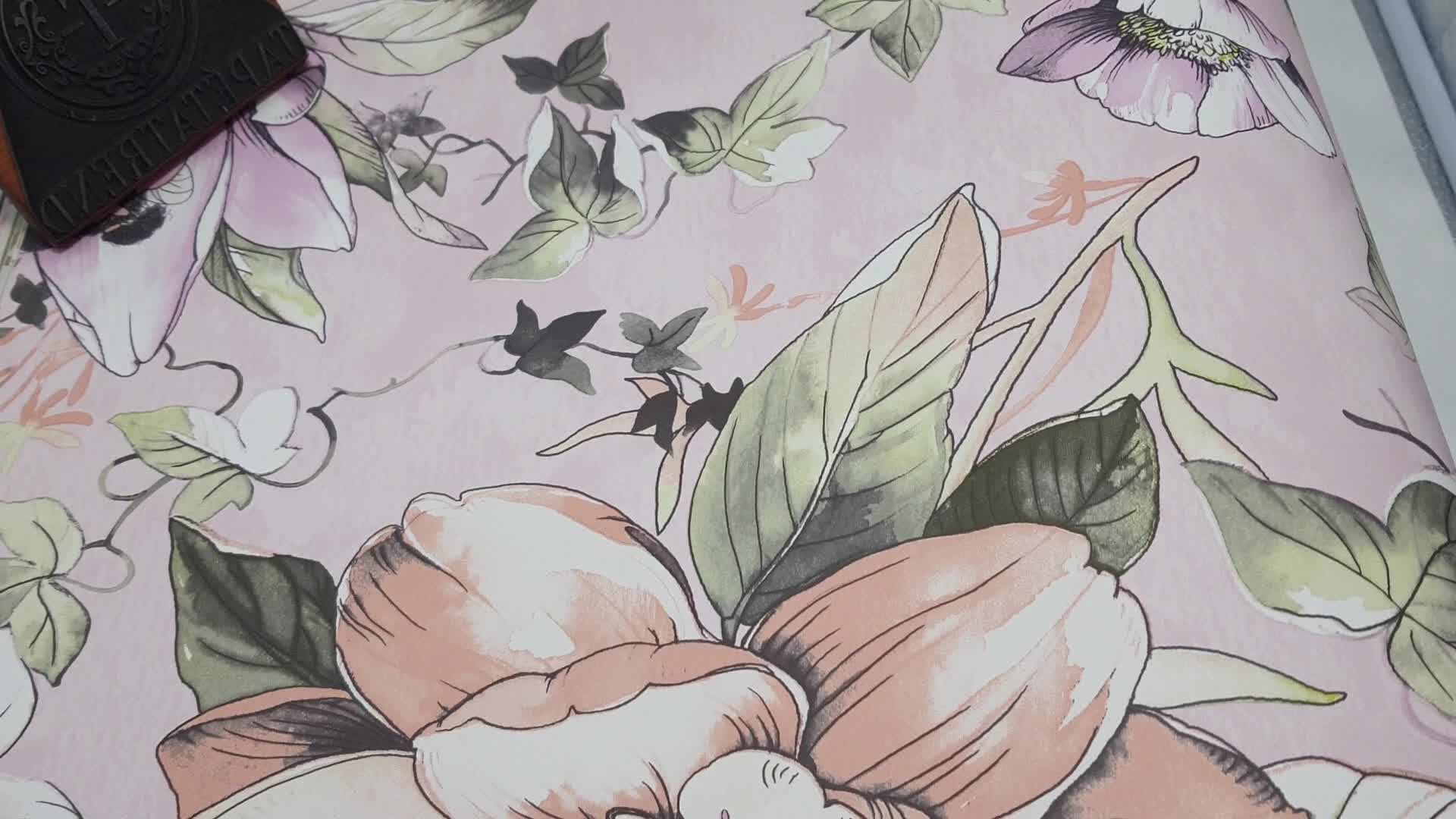 Virágmintás gyerek tapéta rózsaszín alapon színes virágos mintával