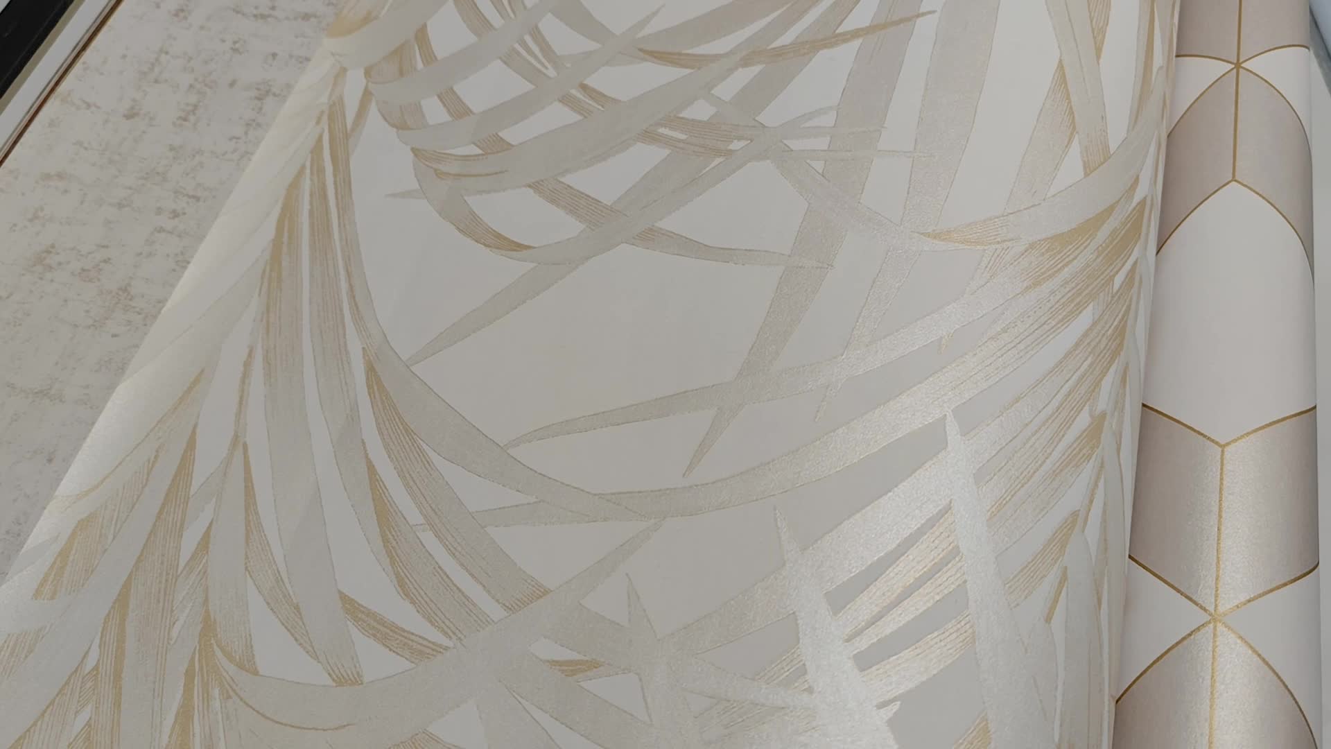 Elegáns pálmaleveles design tapéta gyöngyház fehér arany színekkel