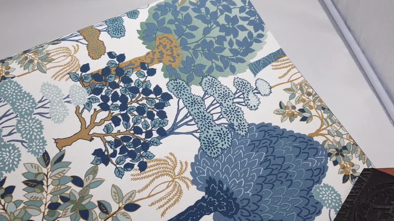 Kék erdei fa mintás tapéta skandi stílusban