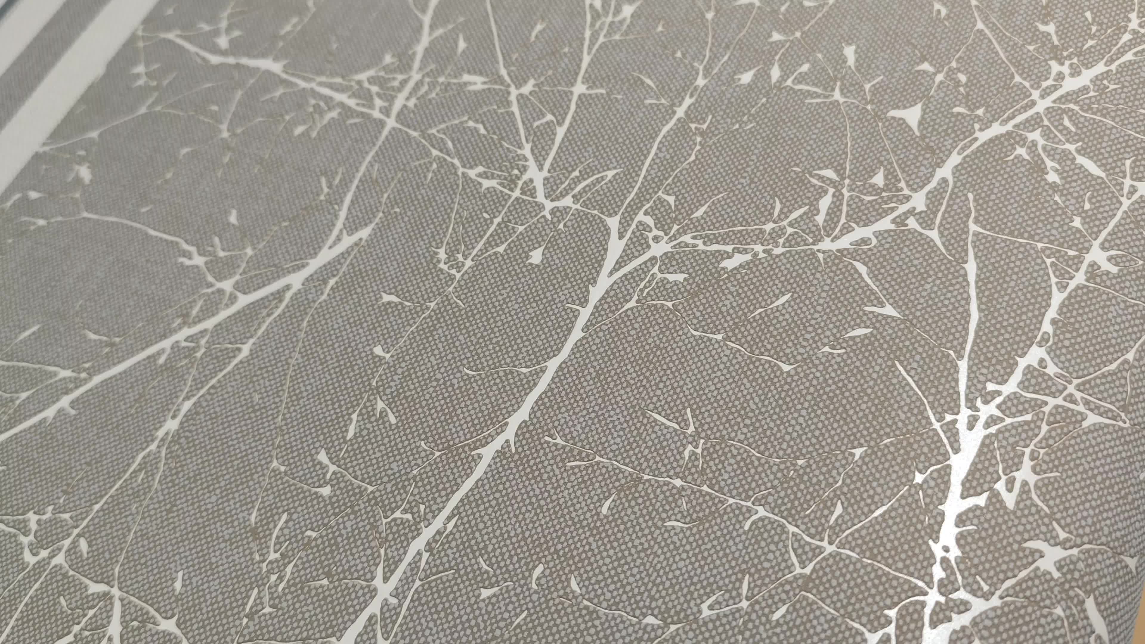 Barnás szürke és metálos faág mintás design tapéta