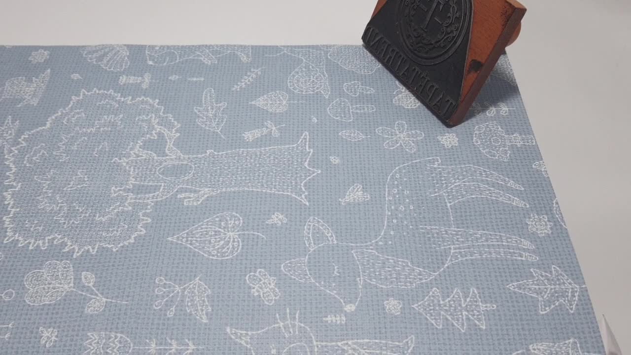 Rajzolt stílusú kék színű különböző fa és állat mintás gyerek design tapéta