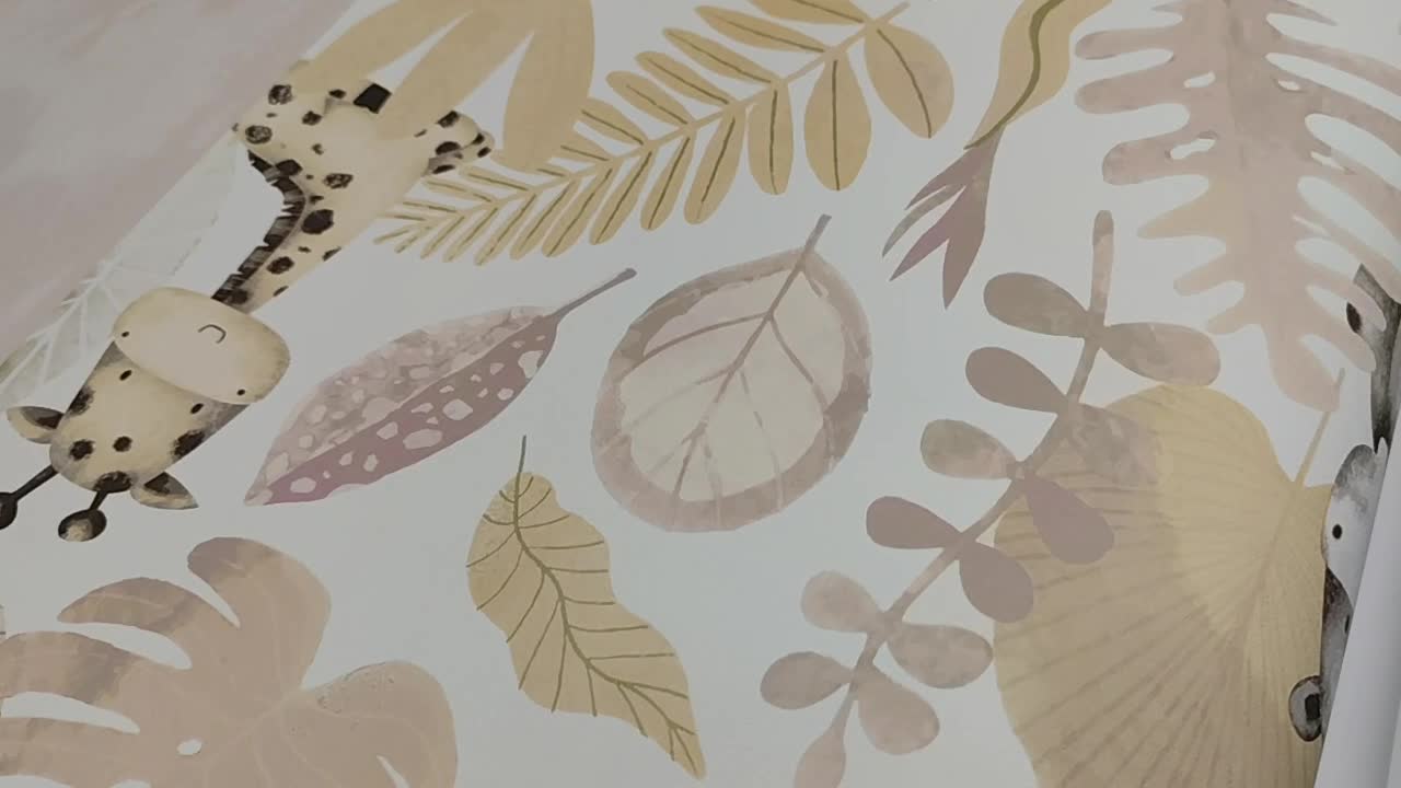 Fehér alapon púder és beige színű állat és levél mintás gyerek design tapéta