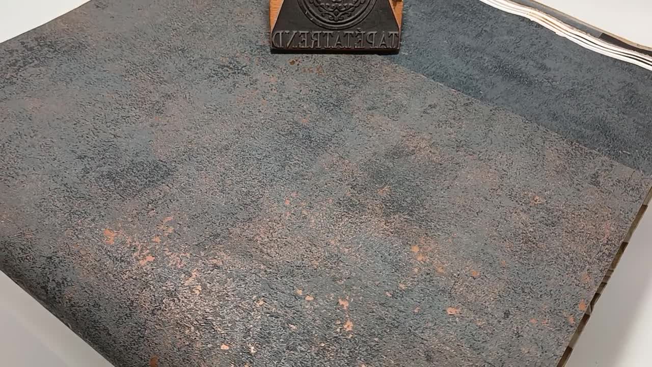 Bronz és fekete design tapéta betonhatású koptaott mintával vinyl mosható