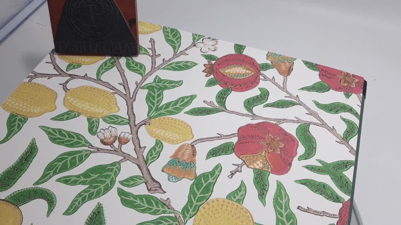 William Morris design tapéta színes virág és gyümölcs mintákkal