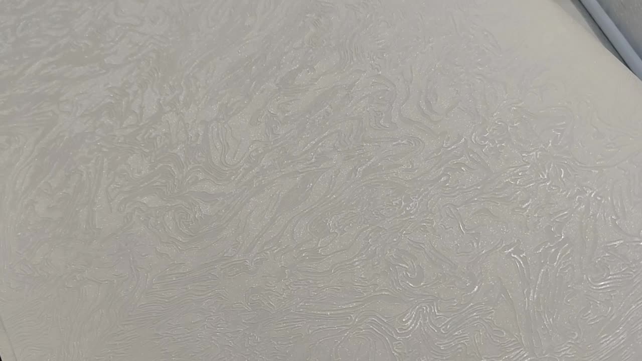 Fehér anyagában mintás elegáns design tapéta