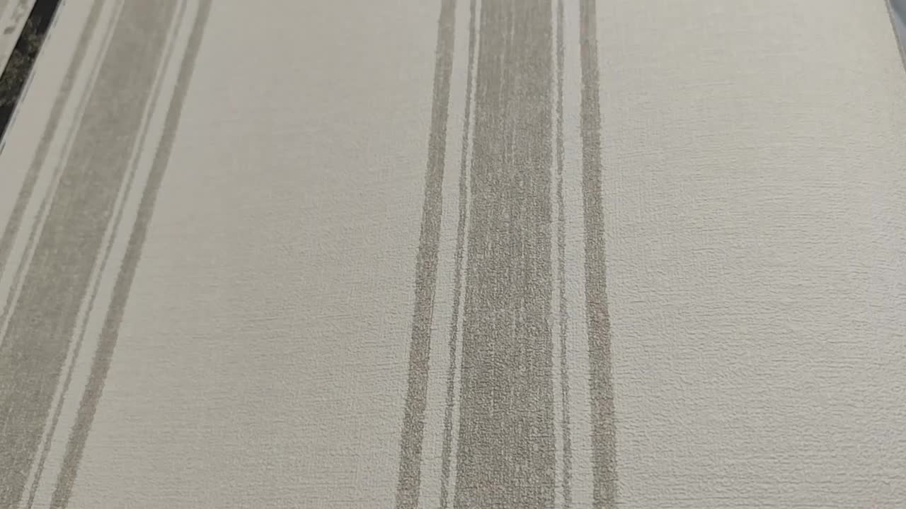 Szürke csikos design tapéta textilhatású alapon