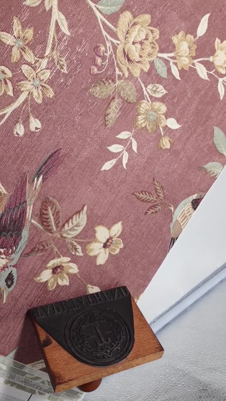 Vintage stílusú virág és madár mintás mályva barna színű klasszikus design tapéta