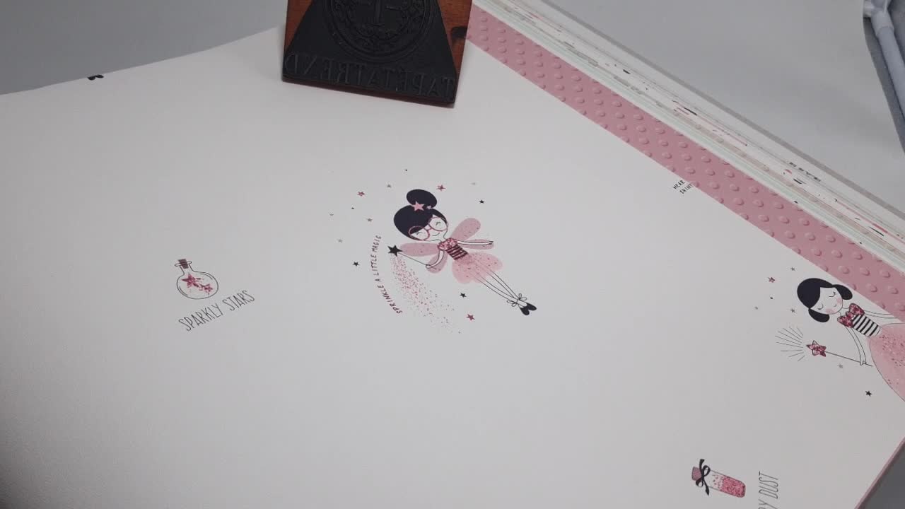 Rózsaszín lány gyerek tapéta tündéres mintával