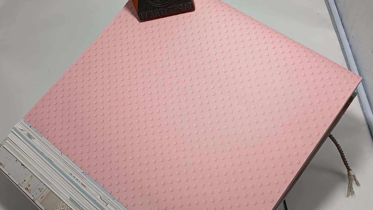 Gyerek tapéta rózsaszín pöttyös mintával