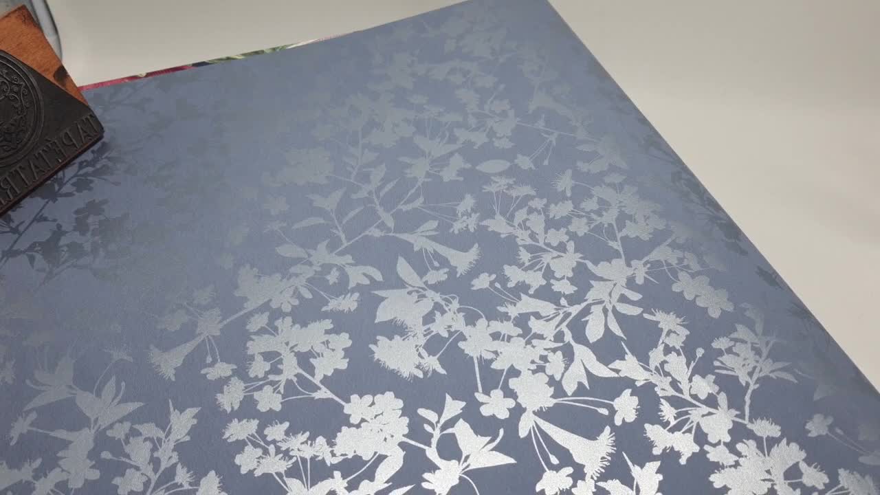 Szürkés kék alapon ezüst levél és virág mintás design tapéta