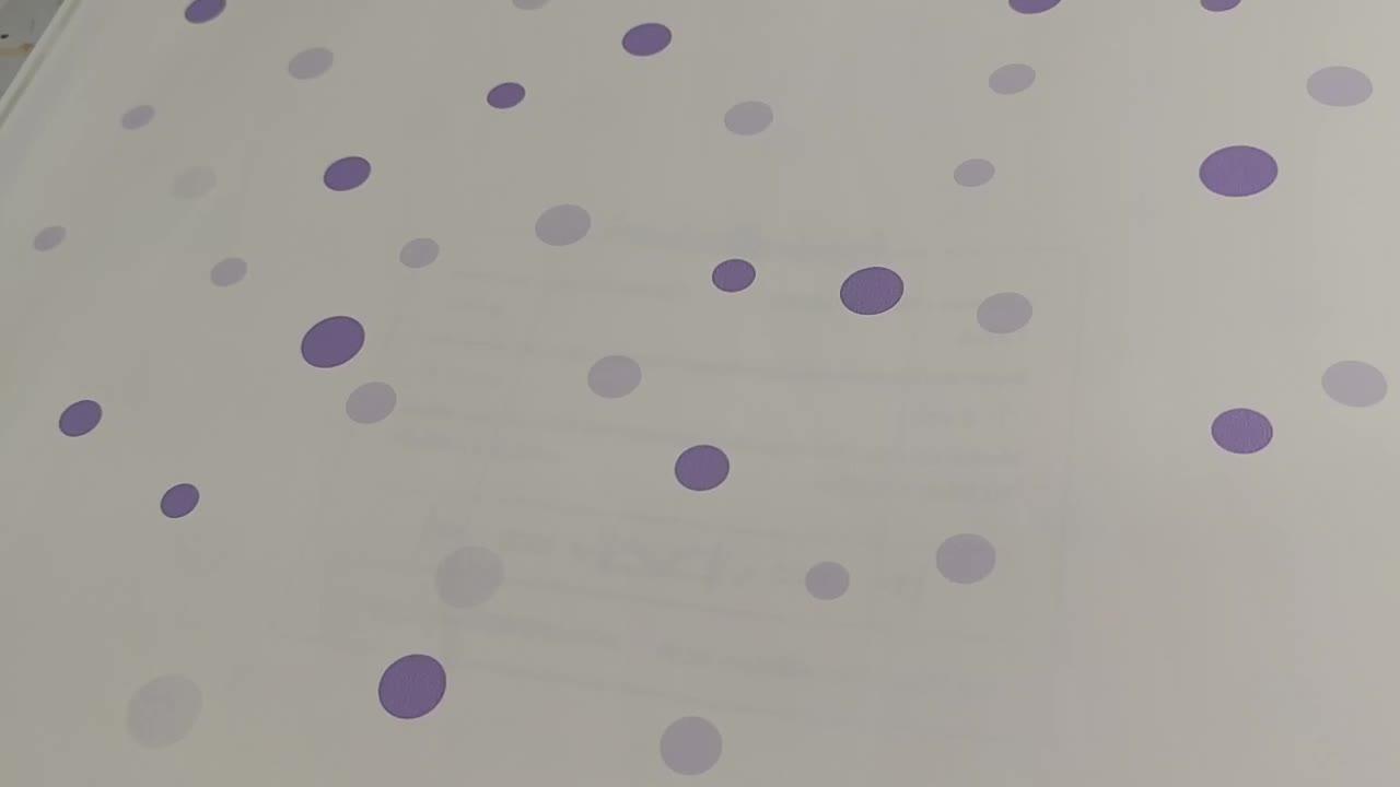 Pöttyös mintás gyerektapéta lila pöttyös mintával