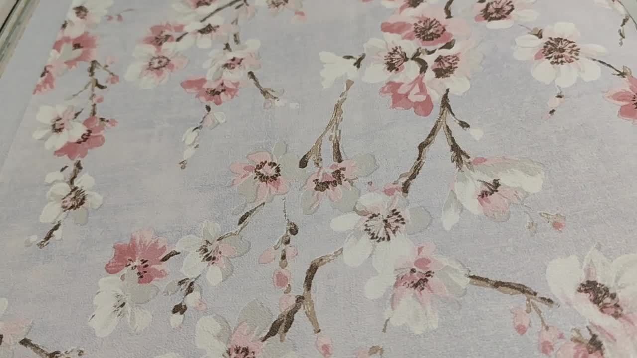 Szürkés kék alapon rózsaszín virág mintás design tapéta