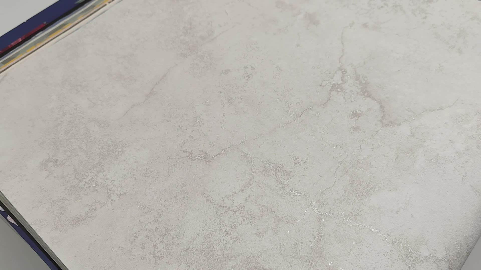 Loft stílusú koptatott beton hatású világos szürke design tapéta