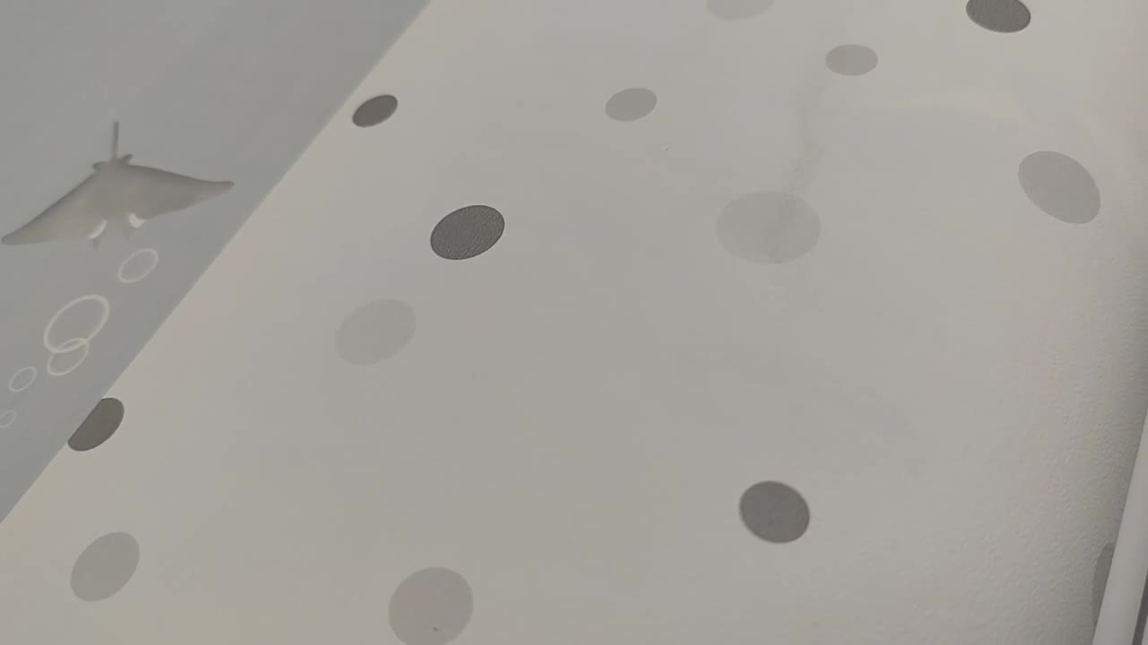 Pöttyös mintás gyerek tapéta szürke pöttyös mintával