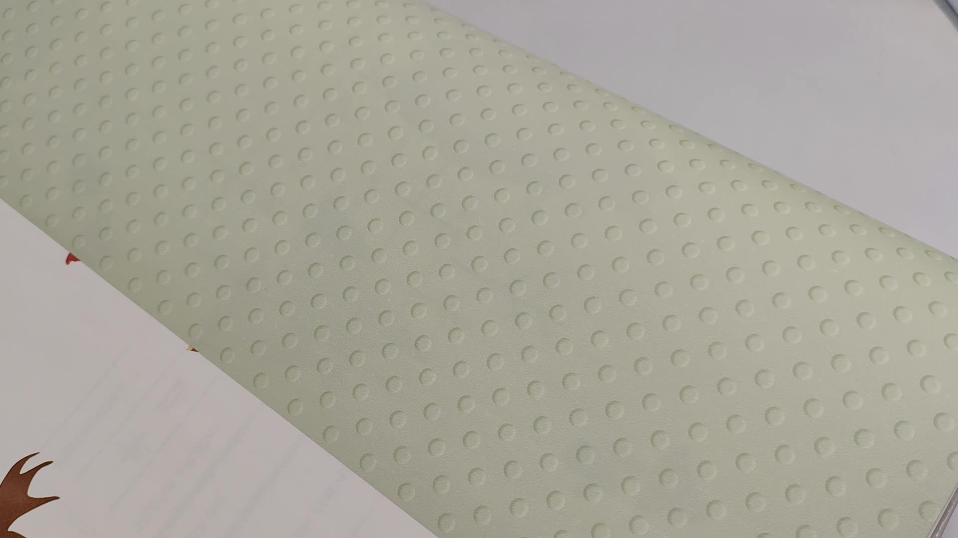 Gyerek tapéta zöld pöttyös mintával