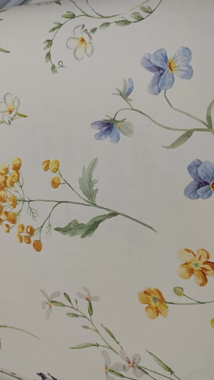 Fehér alapon élénk színvilágú virág mintás vlies design tapéta