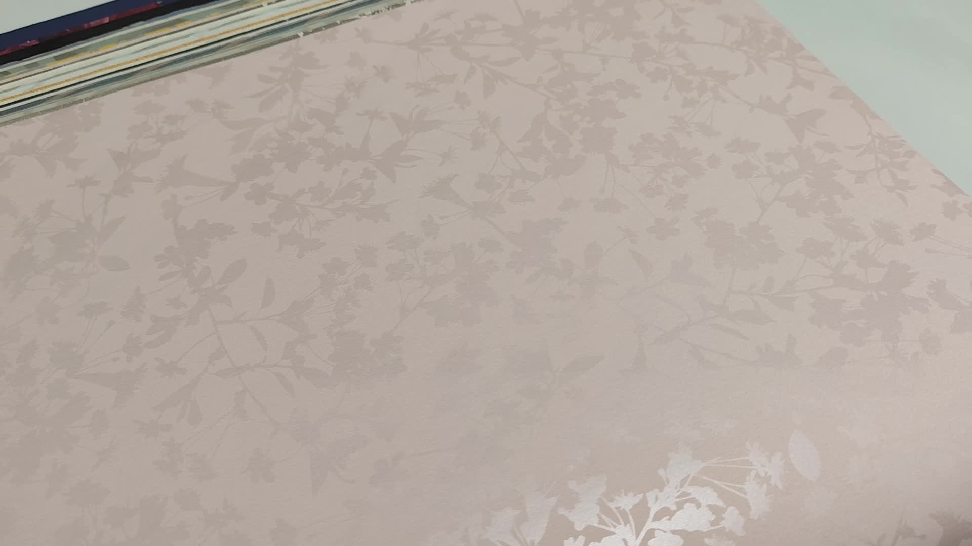 Rózsaszín alapon rose gold levél és virág mintás design tapéta