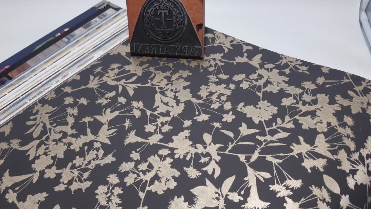 Fekete alapon rose gold levél és virág mintás design tapéta