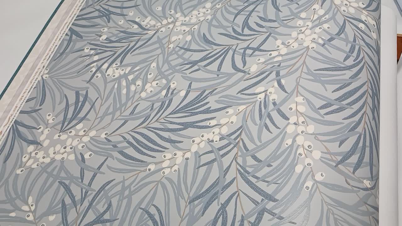 Halványkék finom leveles mintás vlies design tapéta, Idun misty blue