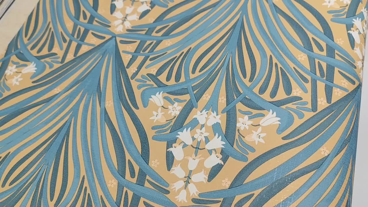 Dekor tapéta barnás alapon kék virágos mintával