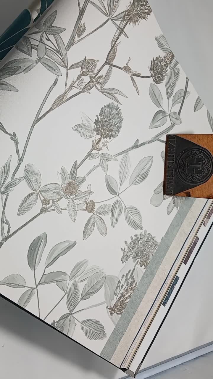 Design tapéta pasztell virág és leveles mintával