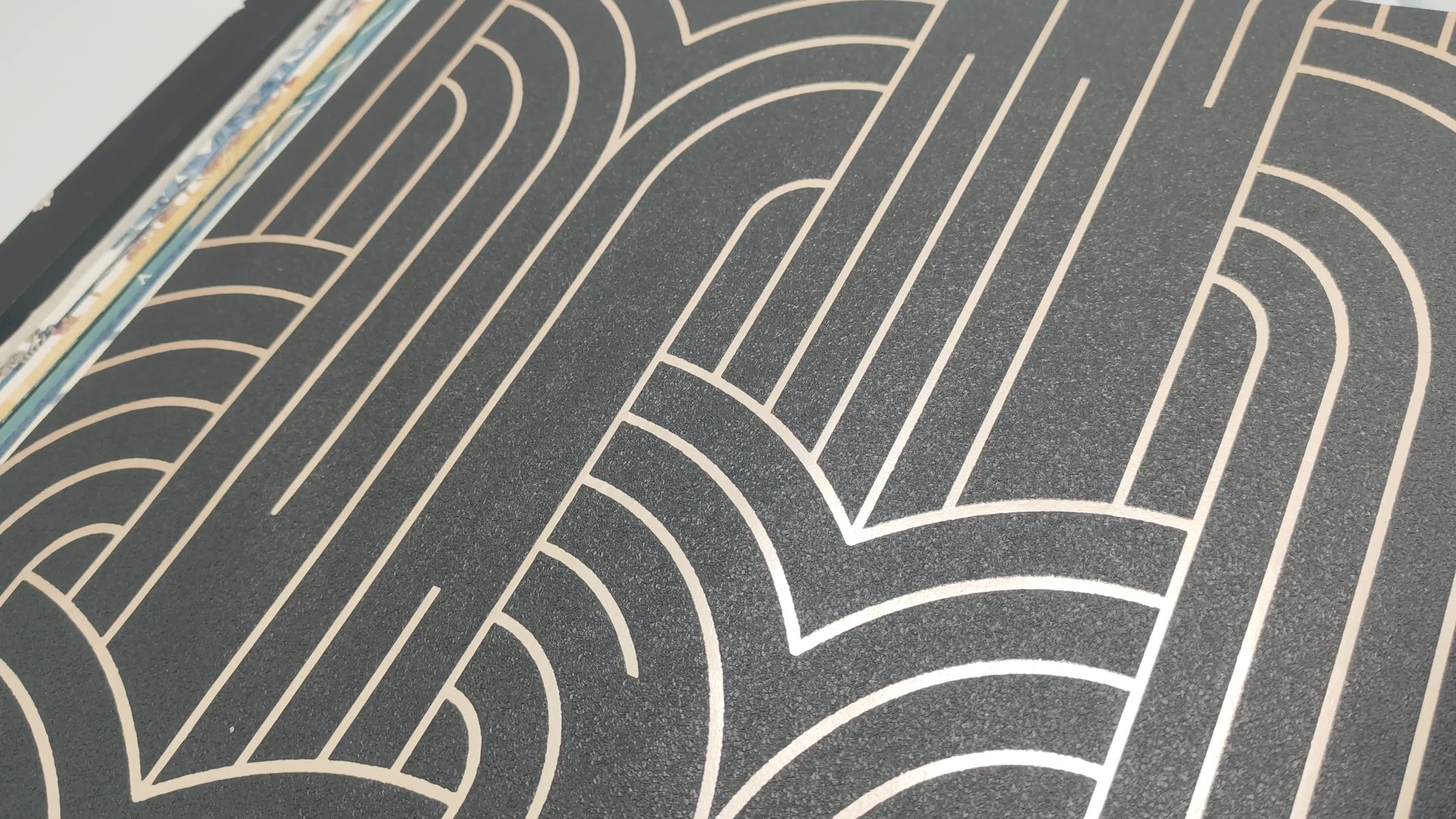 Design tapéta fekete arany geometrikus mintával