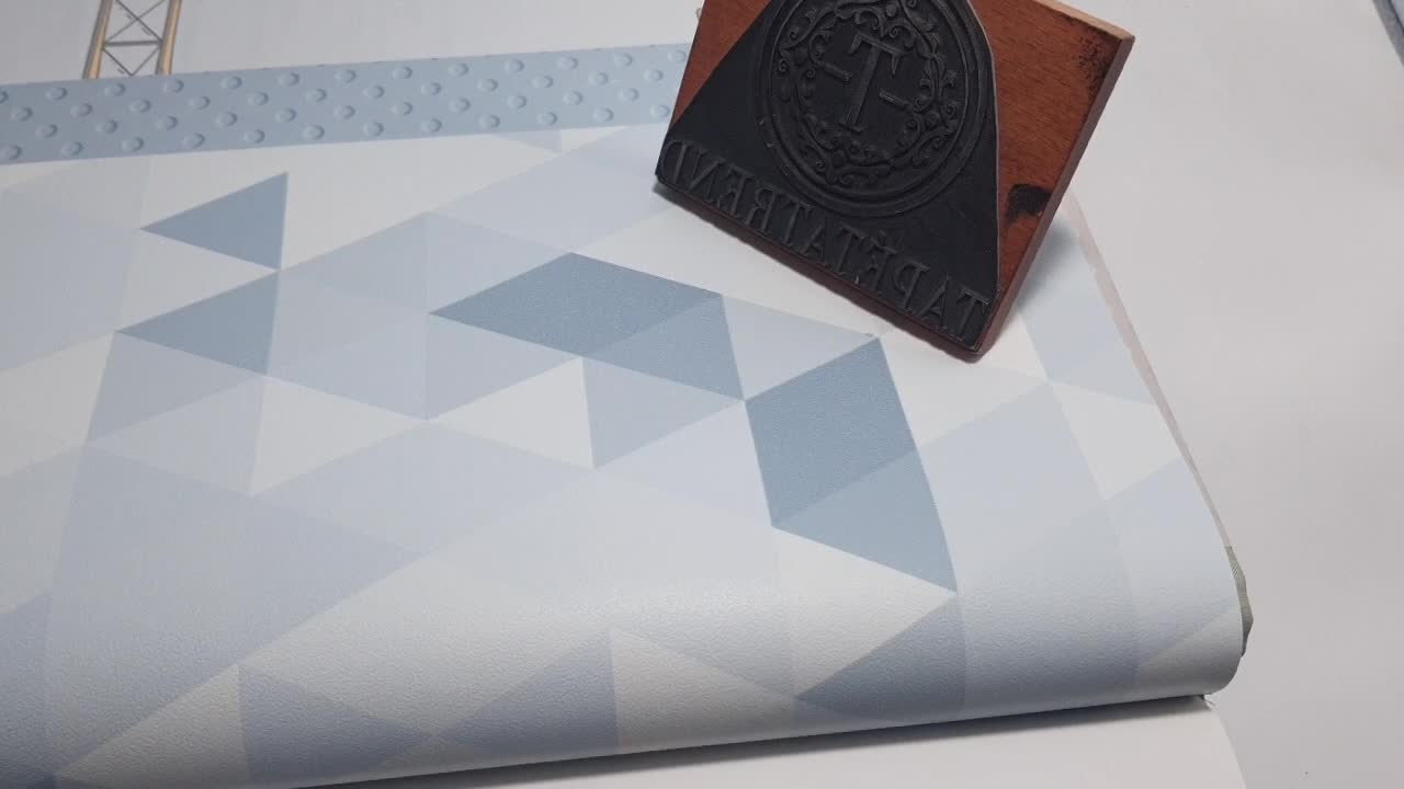 Gyerek tapéta kék háromszög mintával