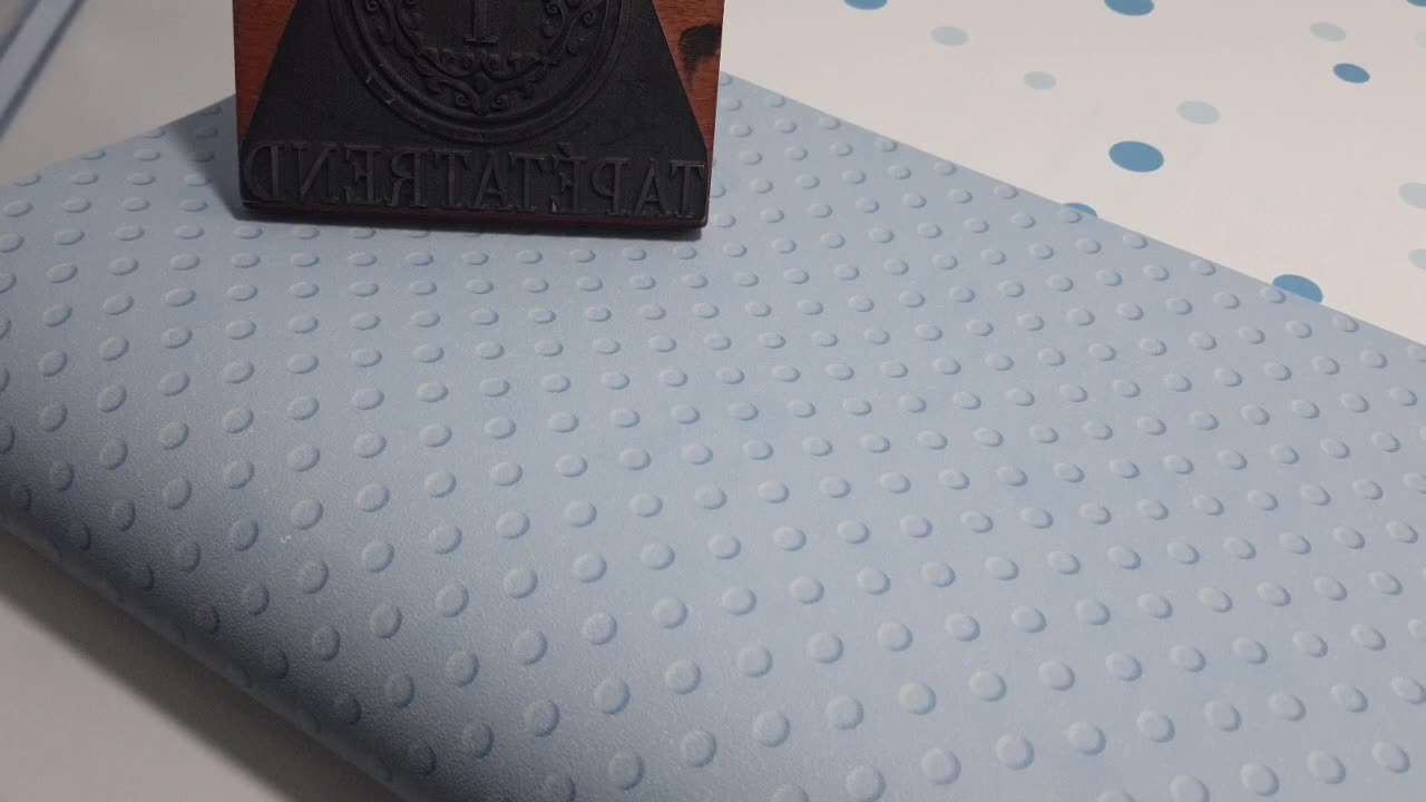 Gyerek tapéta kék apró pöttyös mintával kék alapon