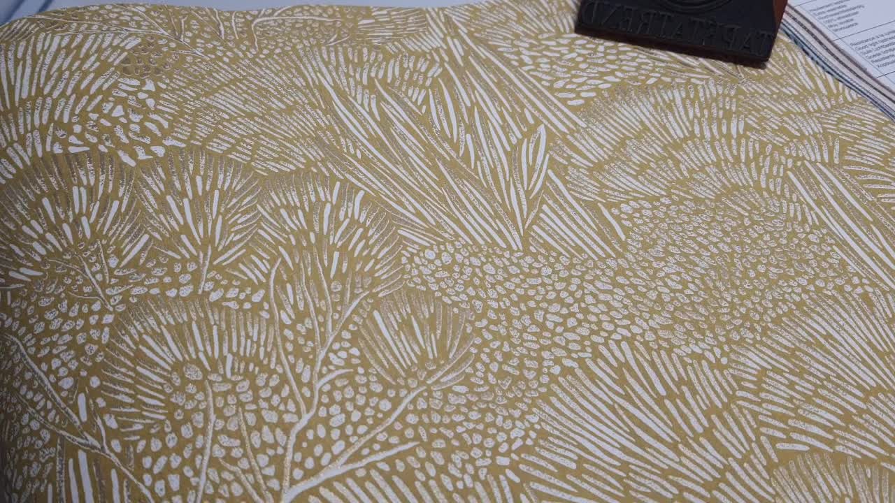 Sárga design tapéta stilizált levél mintával