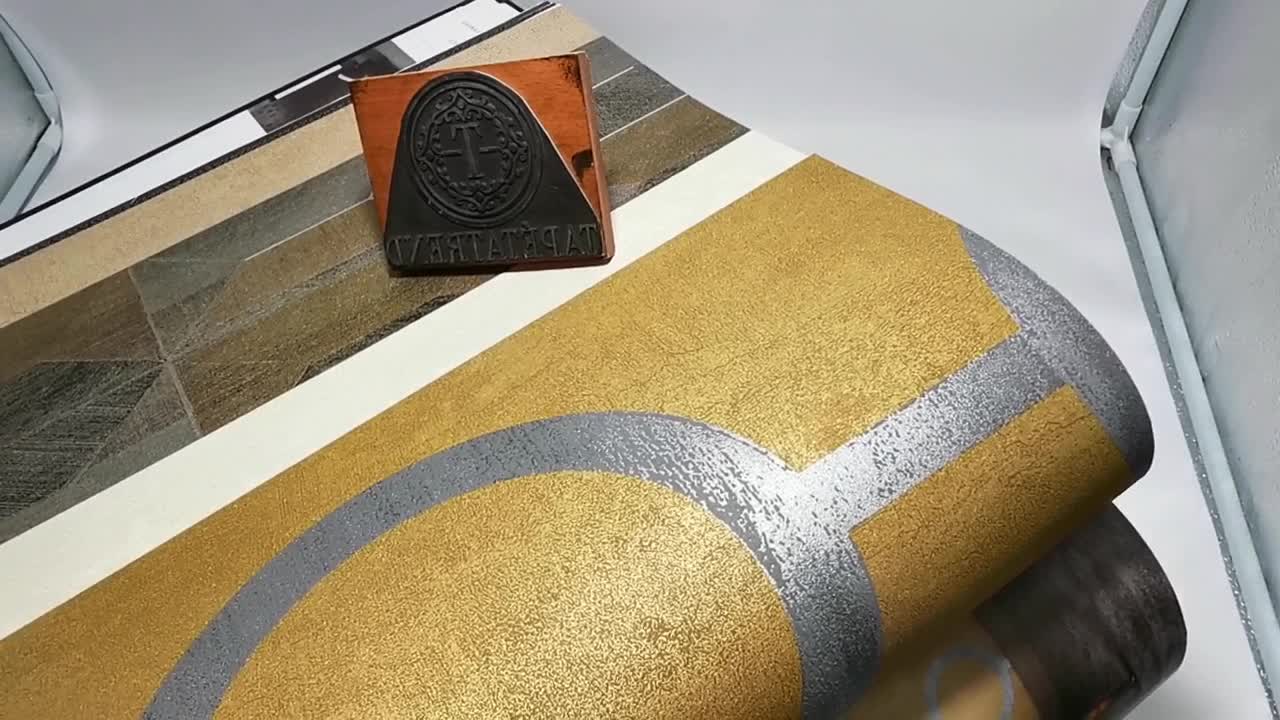 Sárga alapon elegáns ezüst geometria mintás design tapéta