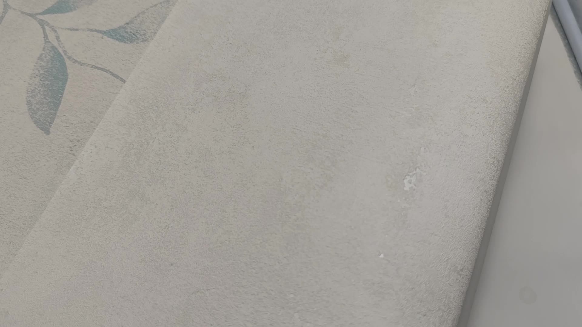 Koptatott beton hatású koptatott fehér alapon metál struktúrált design tapéta