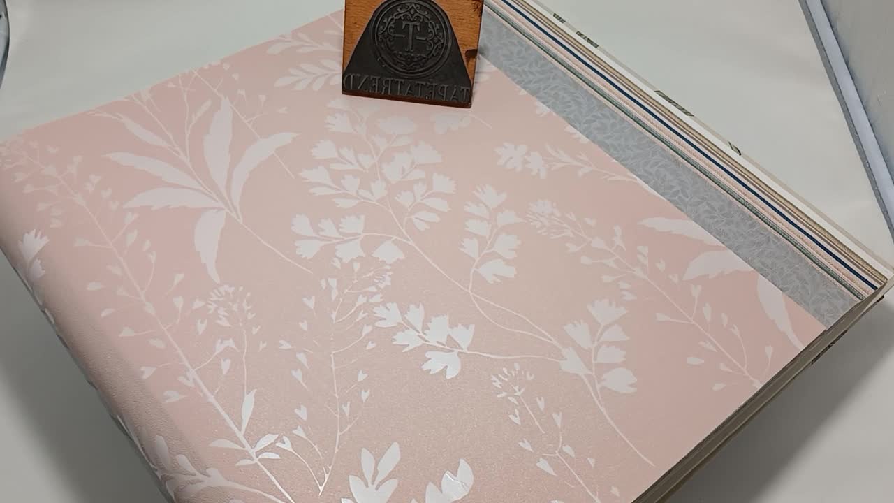 Virágmintás design tapéta rózsaszín színben