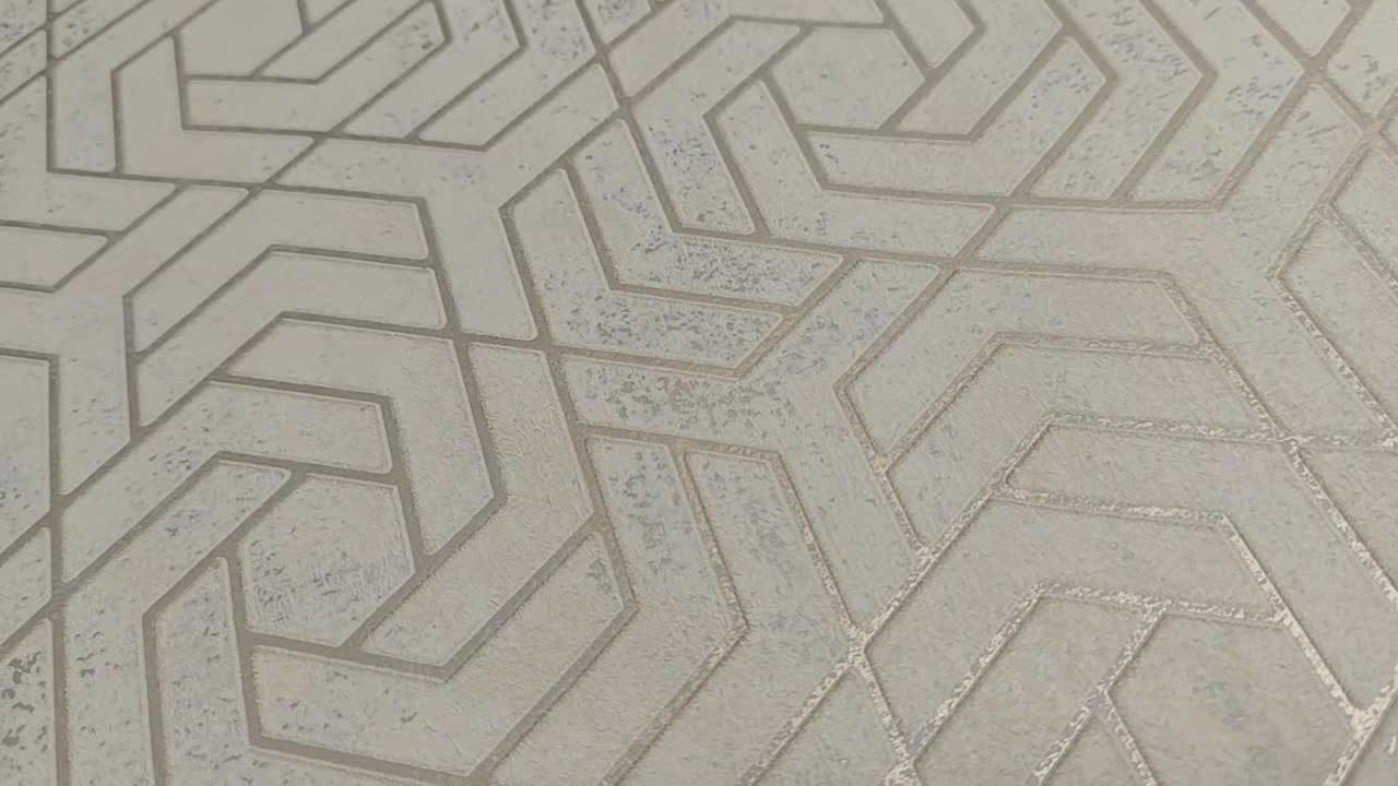 Szürke alapon metálos szürke geometria mintás vinyl design tapéta