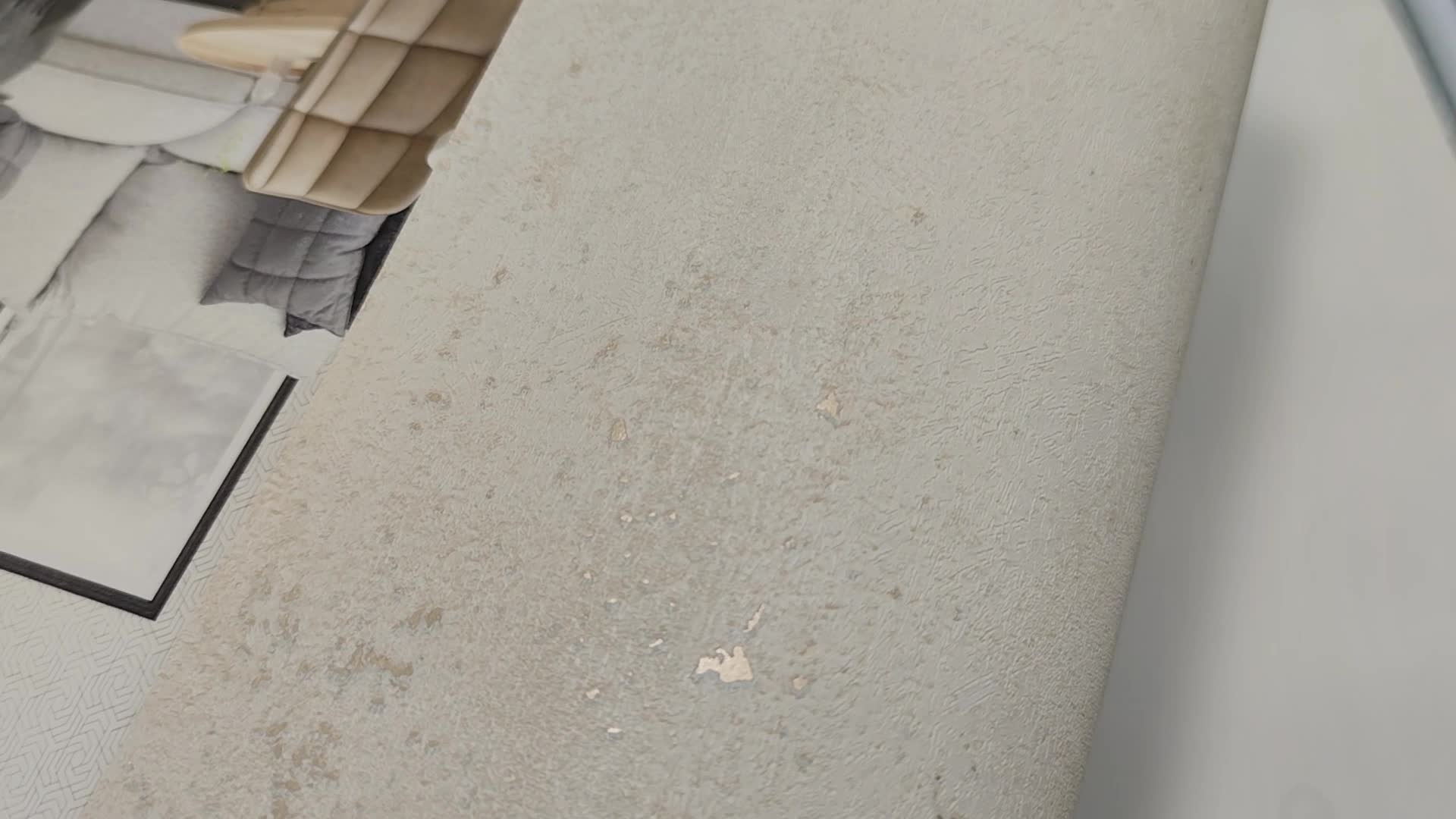 Koptatott beton hatású szürke alapon enyhe metálos koptatott struktúrált design tapéta