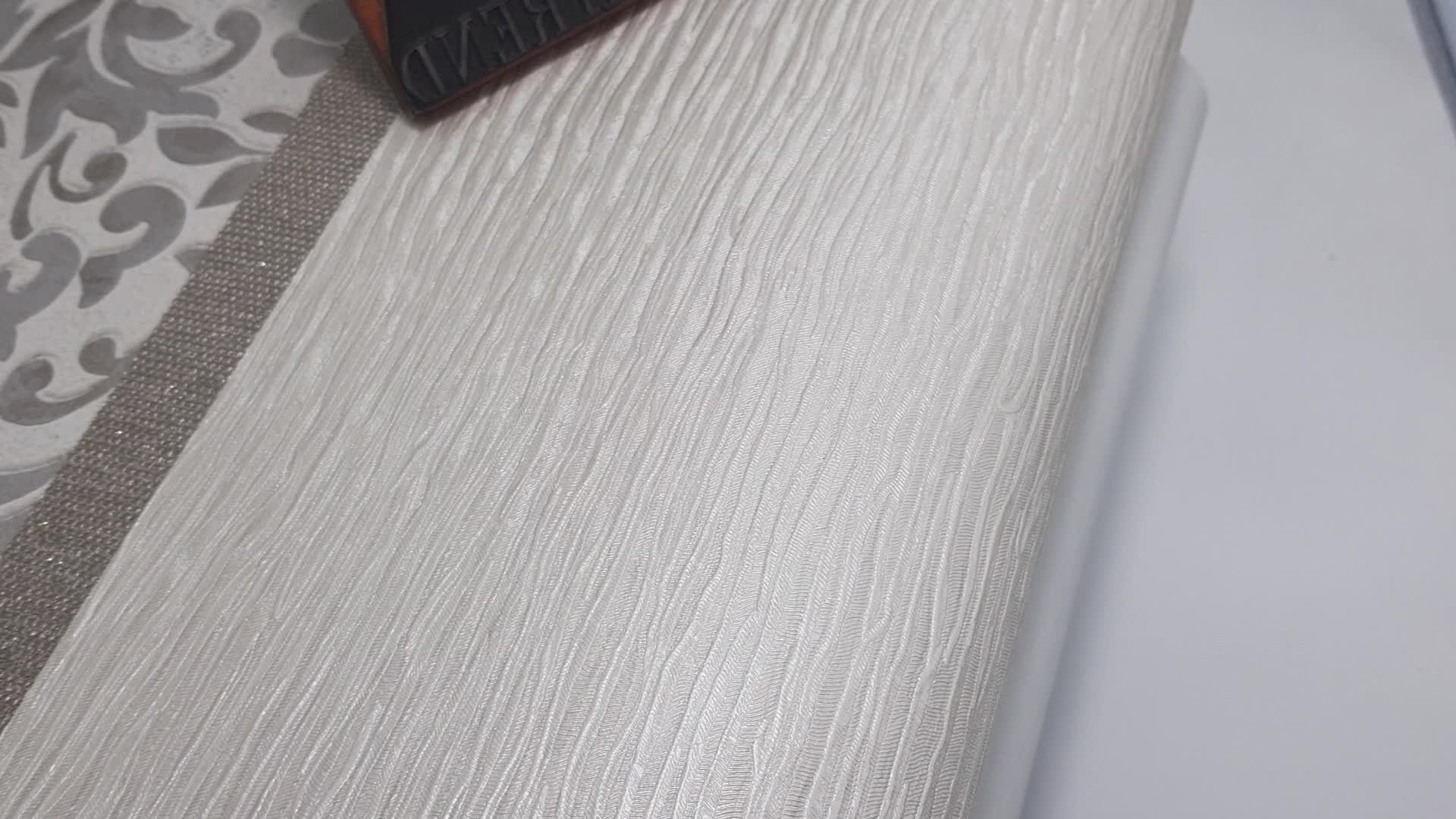 Struktúrált csíkos mintás beige színű design tapéta