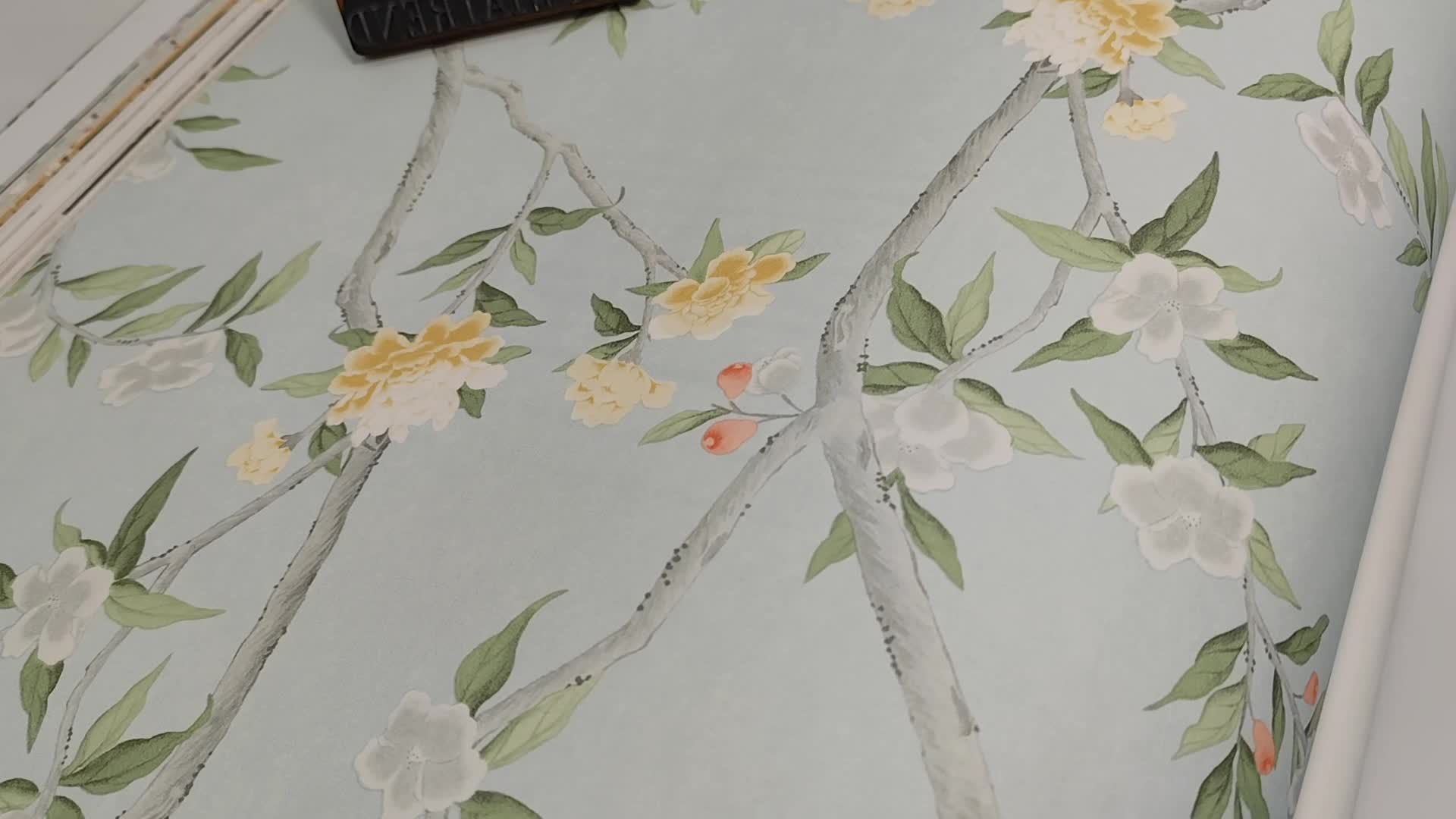 Halványkék romantikus inda virágmintás tapéta