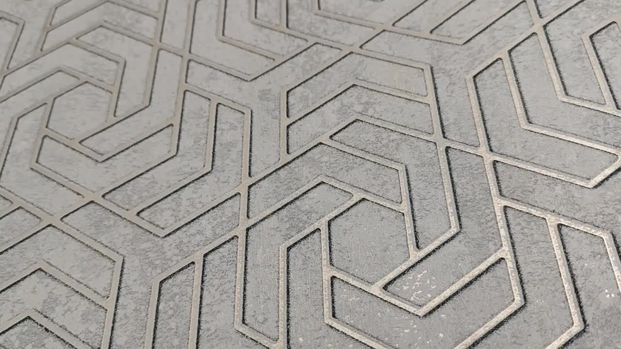 Sötét szürke alapon metálos szürke geometria mintás vinyl design tapéta