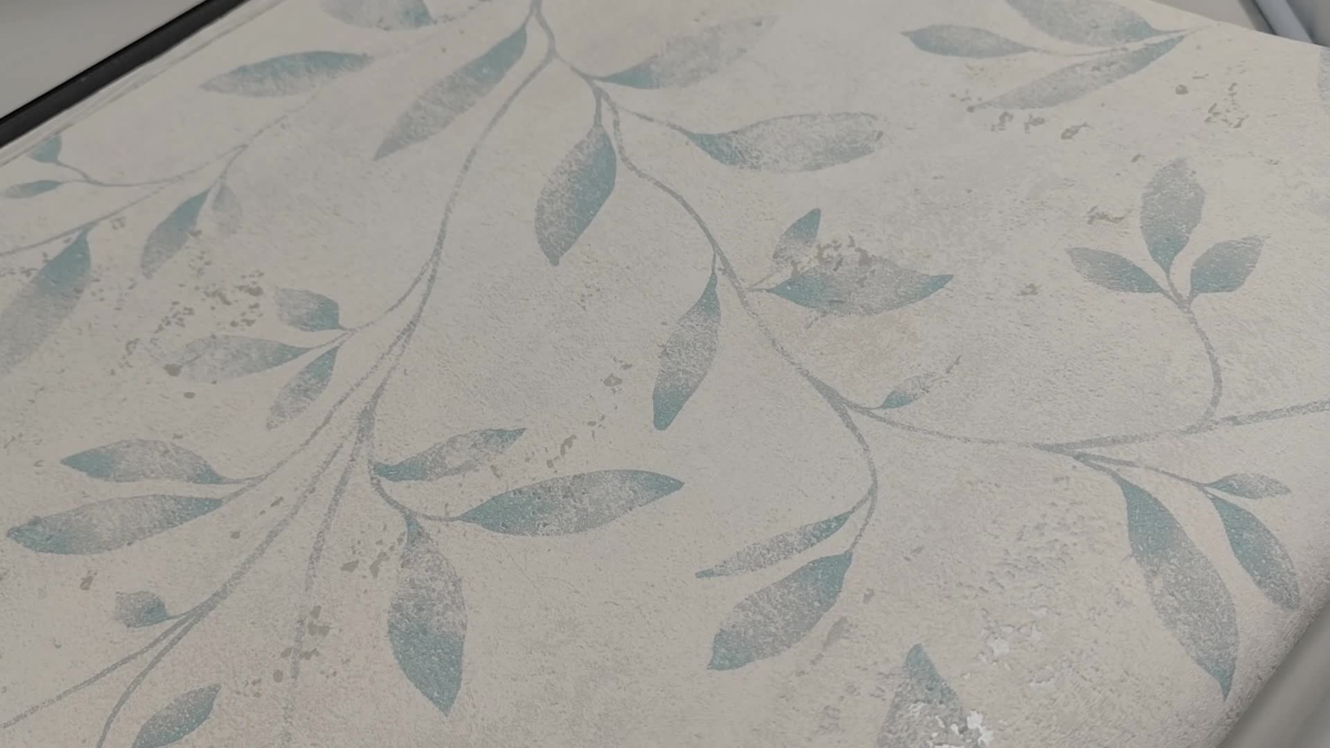Koptatott felületű levél mintás design tapéta koptatott fehér alapon halvány türkiz mintával színekkel