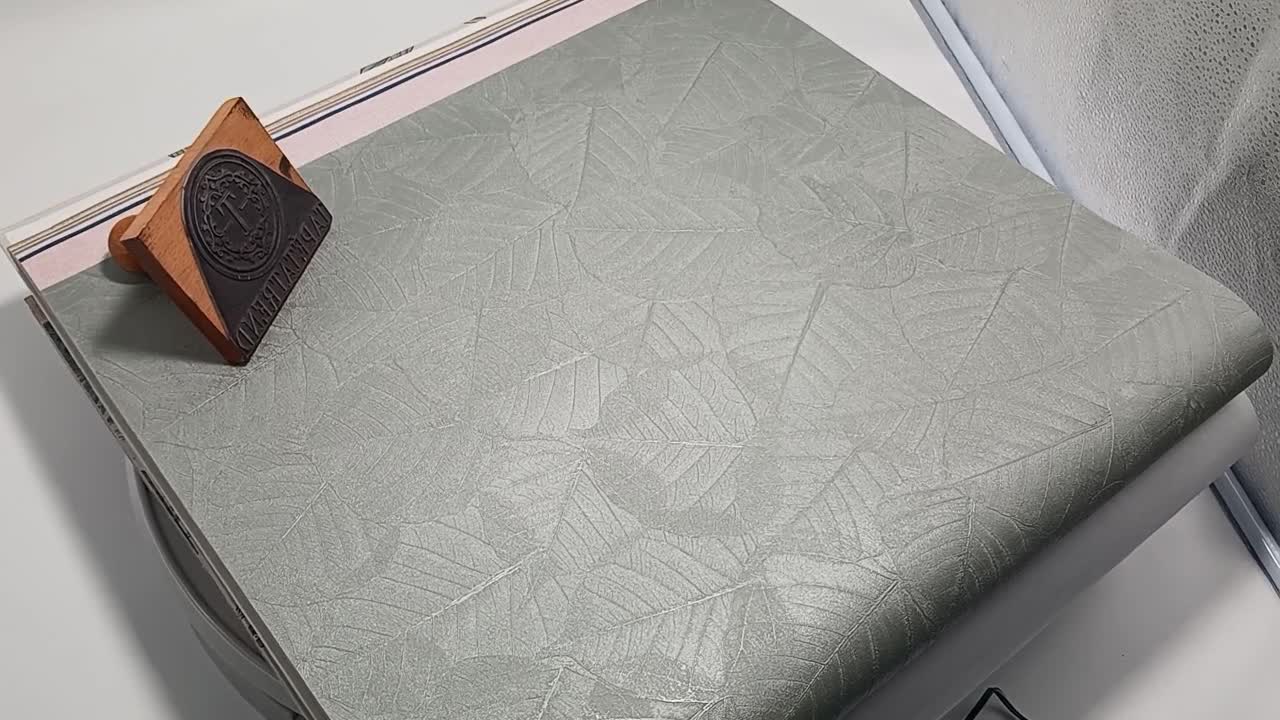 Design tapéta halványzöld levél lenyomat erezet mintával