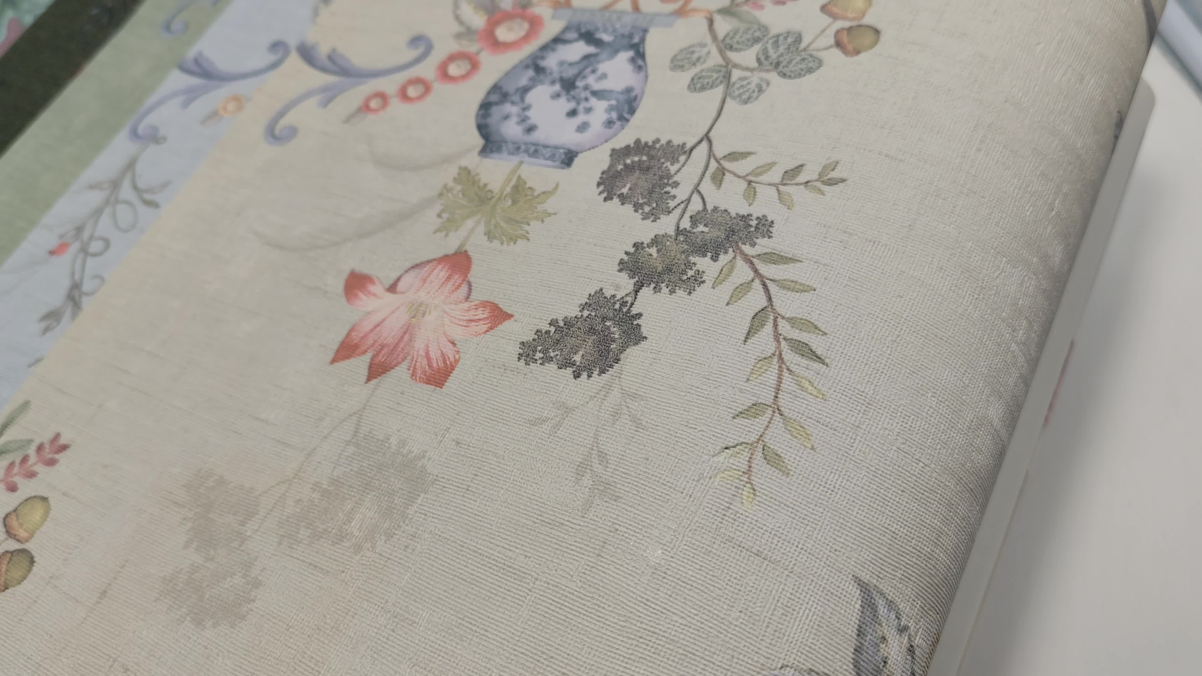 Vintage hangulatú páva és virág mintás design homok beige színű 70cm széles tapéta