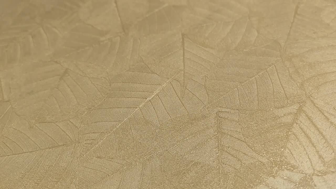 Arany tapéta levéllenyomat mintával